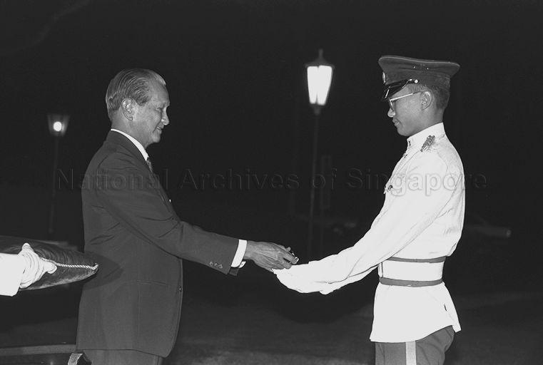 President Wee Kim Wee presenting President Scholarship to recipient Gary Ang Aik Hwang