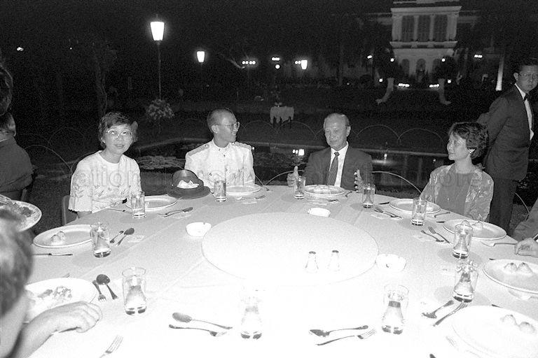 President Wee Kim Wee with President Scholar Gary Ang Aik Hwang and guests during dinner reception after presentation ceremony of President's Scholarship awards at Istana