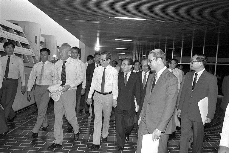 (From right) President of Nanyang Technological Institute (NTI) Dr Cham Tao Soon, Second Deputy Prime Minister Ong Teng Cheong, Minister for Education and Minister-in-charge of NTI Dr Tony Tan, President Wee Kim Wee, and Acting Labour Minister Lee Yock Suan proceeding to the cocktail reception for guests. Third from left are Prime Minister Lee Kuan Yew and Vice-Chancellor of National University of Singapore Professor Lim Pin.