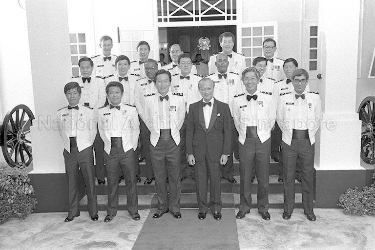 Group photograph of President Wee Kim Wee with senior police officers during the Police Dining-In at Senior Police Officers' Mess in Mount Pleasant. Third from left is Police Commissioner Goh Yong Hong.
