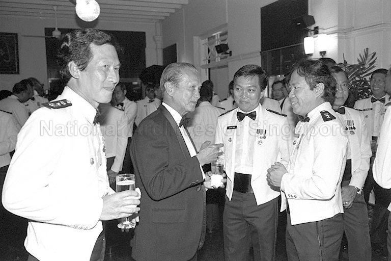 President Wee Kim Wee chatting with senior police officers during the Police Dining-in at Senior Police Officers' Mess in Mount Pleasant Road. On the left is Police Commissioner Goh Yong Hong.