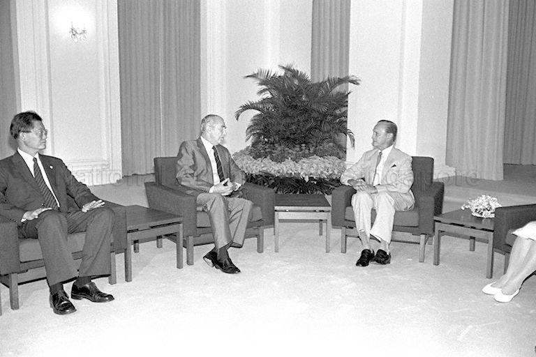 Israeli President Chaim Herzog, who is in Singapore for a three-day visit on his way home after a tour &nbsp;of Australia, New Zealand, Fiji and Tonga, calling on President Wee Kim Wee at Istana. On the left is Minister of State for Education Dr Tay Eng Soon.
