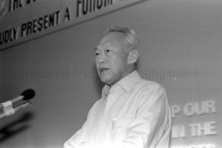 Prime Minister Lee Kuan Yew speaks at the forum "How to Keep Our Bearings in the Midst of Rapid Changes" at the National University of Singapore