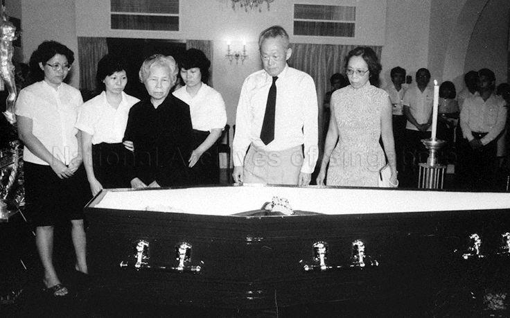 Prime Minister Lee Kuan Yew and Mrs Lee paying their respects to the late Minister for Finance Hon Sui Sen at Sri Temasek in Istana. Beside them stand Mrs Annie Hon (in black) and her four daughters, from left: Vivien, Brenda, Joan (mostly hidden) and Elizabeth. Mr Hon, 67, died of heart attack in hospital on 14 October 1983. He was the first Cabinet Minister to die in office in 21 years.