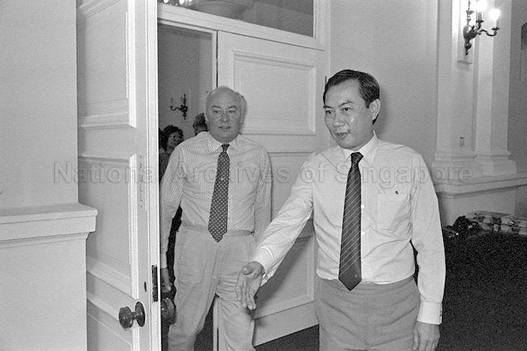 Sir William van Straubenzee (left), a Conservative Member of Parliament in the United Kingdom, calling on Deputy Speaker Hwang Soo Jin (right) at Parliament House.