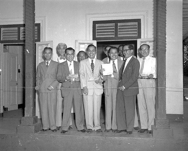 Chief Minister Lim Yew Hock (second from right) with members of Chinese Chamber of Commerce during a visit to the citizenship registration centre at Fort Canning. Amongst the members who had just obtained their citizenship certificates are Vice-President Ng Quee Lam (third from left), Ko Teck Kin (centre) and Lien Ying Chow (third from right). In the past few years, Chinese Chamber of Commerce had successfully fought for citizenship rights of the Chinese in Singapore.