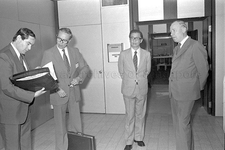 Finnish Minister for Foreign Trade, Esko Rekola (right) and members of his mission with Chairman of Public Utilities Board, Lee Ek Tieng (second from right) during a visit. &nbsp;Mr Rekola, who is leading a 30-member Finnish trade mission on a five-day visit will meet Singapore officials in trade development, transportation and telecommunication, health care and building technology.