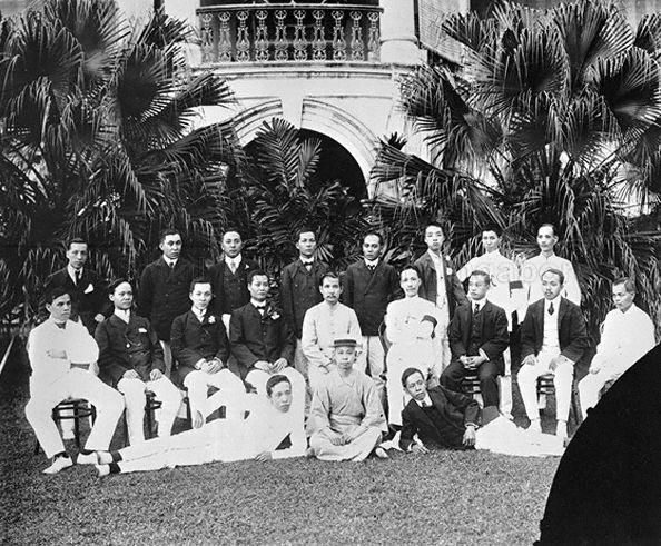 Group photograph of Dr Sun Yat Sen and local prominent Chinese, taken at Wan Qing Yuan (Sun Yat Sen Nanyang Memorial Hall) in Tai Gin Road. Back row, He Pei Lin (first from right) and Li Xiao Sheng (third from right). Middle row (left to right), Lin Hang Wei, Huang Kang Qu, Tan Chor Lam, Wong Yew Ting, Sun Yat Sen (centre), Yau Lit, Zhang Cheng Zhong, Zhang Hua Dan and Lau Kam Seng (extreme right). Front row (from left), Zhang Ji, Lin Jing Qiu and Teo Eng Hock. Tan Chor Lam and Teo Eng Hock were founders of the Thoe Lam Jit Poh (Tu'nan ribao, a Chinese daily newspaper in Singapore) while Yau Lit was Dr Sunâ€™s Singapore-based special envoy.