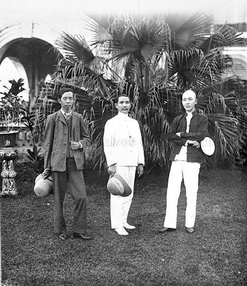 Group photograph of Dr Sun Yat Sen (centre) with his friends Tan Chor Lam (right) and Teo Eng Hock (left) at Wan Qing Yuan (now known as Sun Yat Sen Nanyang Memorial Hall) in Tai Gin Road during his visit to Singapore. Teo Eng Hock and Tan Chor Lam were founders of the Thoe Lam Jit Poh (Tu'nan ribao, a Chinese daily newspaper in Singapore).