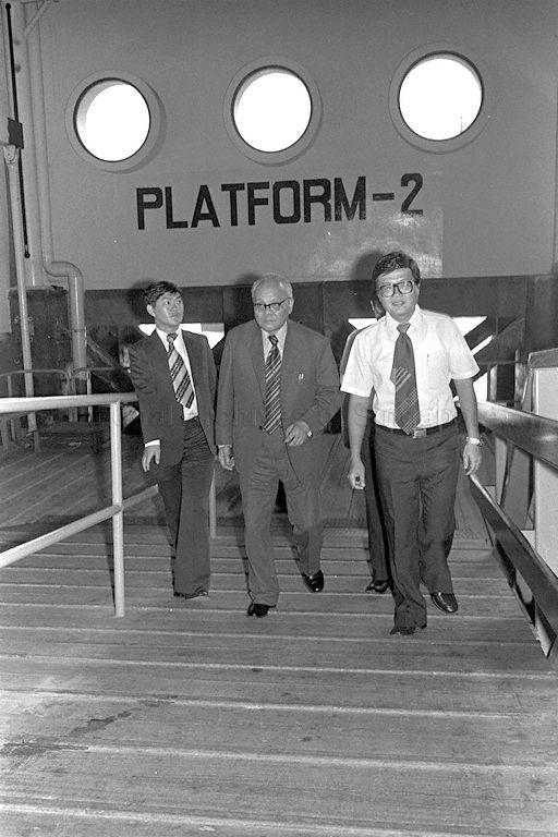 Chinese Foreign Trade Minister Li Qiang (centre), accompanied by Port of Singapore Authority (PSA) General Manager Wong Hung Khim (right), returning from a tour of Singapore Waterfront during his four-day visit here to explore the possibility of closer economic cooperation and trade expansion between the two countries.