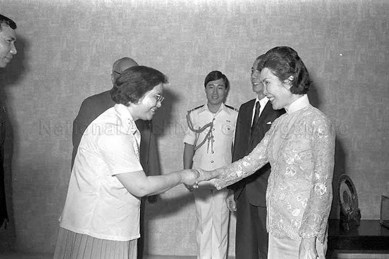 Foreign Trade Minister of People's Republic of China Li Qiang (hidden) and his wife, Madam Wei Huantu, who are on a four-day visit to Singapore, calling on President and Mrs Benjamin Henry Sheares at Istana
