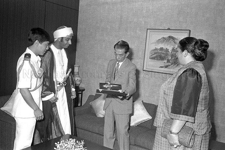 Minister of Information and Culture of Sultanate of Oman Sayyid Fahd Al Said presenting a hanjar (gold dagger) as gift to President Dr Benjamin Henry Sheares during a courtesy call at Istana. On the right is Mrs Betty Al Said.