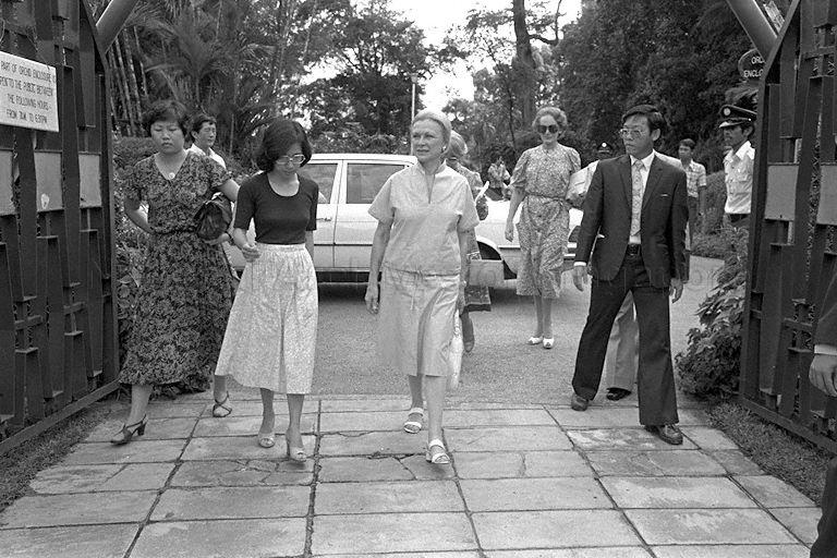 Rachel Dayan, wife of Israeli Foreign Minister, Moshe Dayan who is here on a three-day official visit, arrives for a tour of the Botanic Gardens