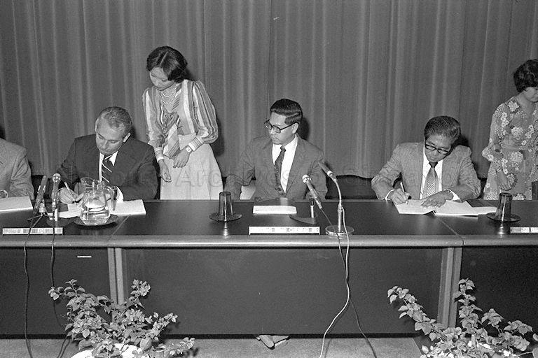 Permanent Secretary to Ministry of Communications Sim Kee Boon and Chairman and Managing Director of Philips Singapore B M Lap signing contract for supply of long-range radar and display system (Lorads) for new international airport at Changi, in the presence of Senior Minister of State for Communications Ong Teng Cheong, at Port of Singapore Authority conference hall