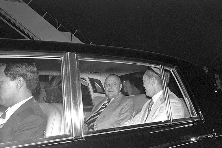 Prime Minister of New Zealand Robert Muldoon, who arrives in Singapore for a three-day informal visit, and Prime Minister Lee Kuan Yew leaving Paya Lebar Airport in a car