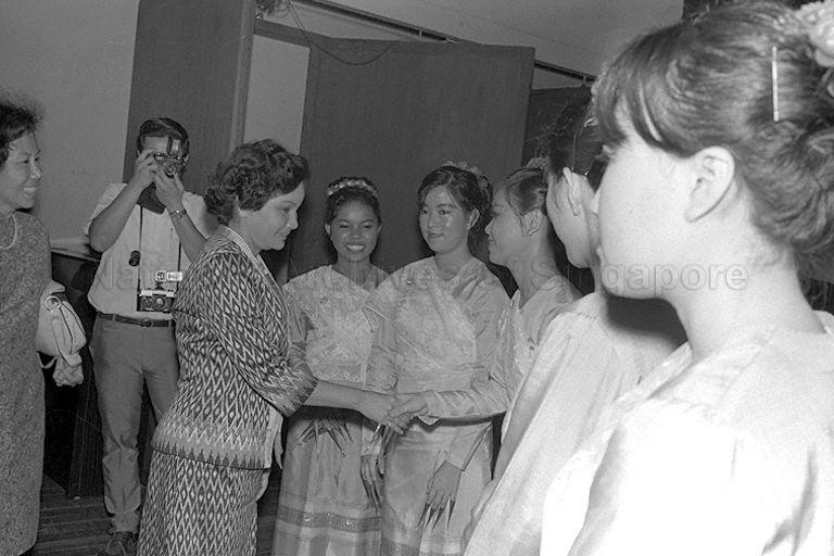 Mrs Virat Chomanan exchanging handshakes with students from National Junior College who had put up a Thai cultural dance performance &nbsp;during her visit to the college. Mrs Chomanan is accompanying her husband, Thai Prime Minister General Kriangsak Chomanan, on an official three-day visit to Singapore.