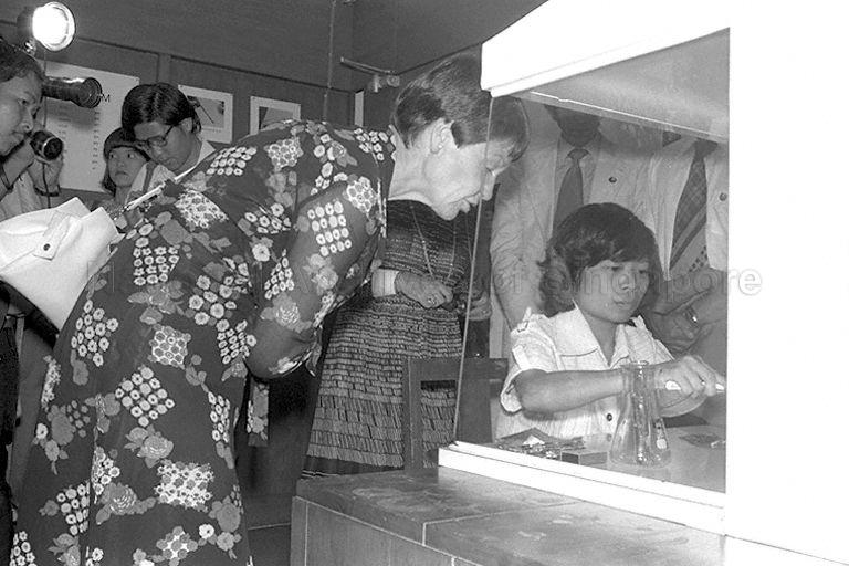 Mrs Hannelore Schmidt, wife of West German Chancellor Helmut Schmidt, looking at laboratory work during her tour of the Botanic Gardens. Mrs Schmidt is accompanying the Chancellor on a two-day state visit to Singapore.