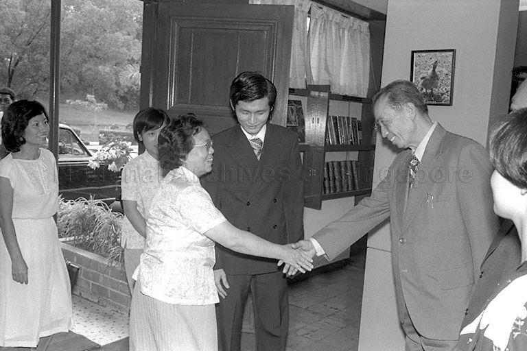 Director of Jurong Bird Park Woon Wah Siang welcoming Madam Cho Lin, wife of the People's Republic of China Senior Vice-Premier Teng Hsiao-Ping when she arrives for a visit to Jurong Bird Park. She is accompanied by Mrs Ong Teng Cheong, wife of Minister-in-attendance, Minister for Communications and Acting Minister for Culture. The Senior Vice-Premier is on a three-day visit to Singapore as part of a three-nation tour of South-East Asia that includes Thailand, Malaysia and Singapore.