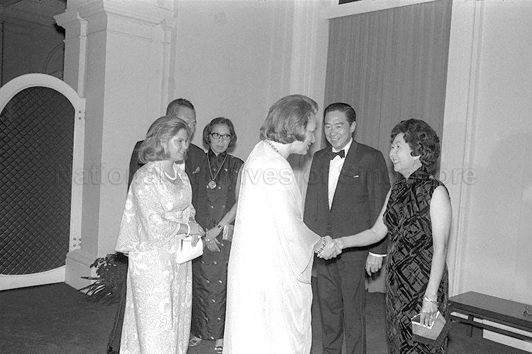 Mrs Yeoh Ghim Seng, wife of Speaker of Parliament, greeting Mrs Margarette Rockefeller, wife of United States Vice-President, at banquet given in honour of Vice-President Nelson Rockefeller at the Istana. Looking on are (from left): her daughter Malinda, Prime Minister Lee Kuan Yew (partially hidden), Mrs Lee and Dr Yeoh.