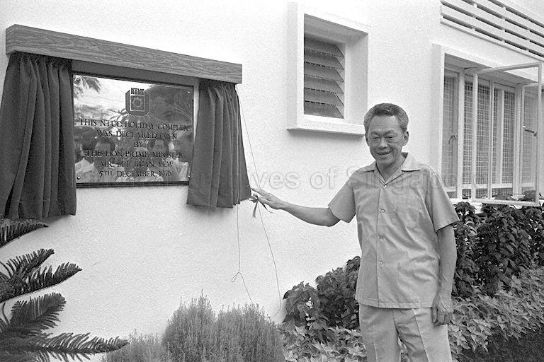 Prime Minister Lee Kuan Yew unveiling a plaque for opening of National Trades Union Congress (NTUC) Holiday Complex at Changi