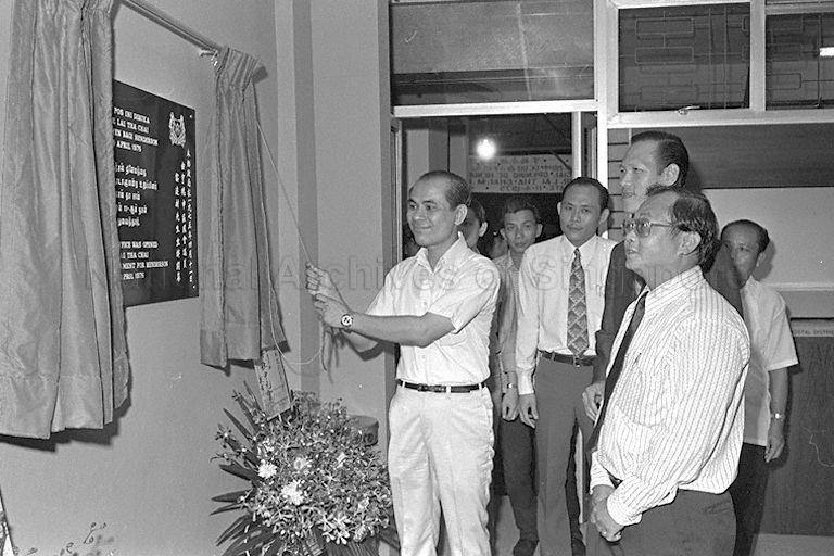 Member of Parliament for Henderson, Lai Tha Chai unveiling the plaque during opening of Henderson Post Office at Block 116, Bukit Merah View