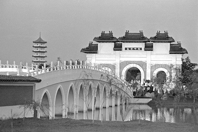 View of the 13-arch White Rainbow Bridge in Jurong Chinese Garden during its opening. Minister of Finance Hon Sui Sen was guest of honour for the official opening.