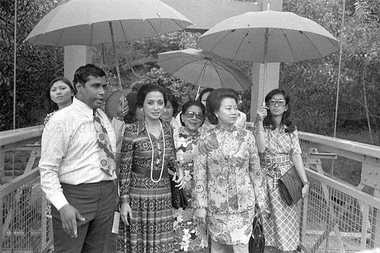 Wife of Thailand's Foreign Minister, Mrs Boonruen Choonhavan (with long necklace), accompanied by Jurong Bird Park Manager Dr V Mukundhan (left), wife of Minister of State for Foreign Affairs, Mrs Lee Khoon Choy (second from right), and wife of Chairman of Jurong Town Corporation (JTC) Mrs Woon Wah Siang (third from right), taking a tour of the Park