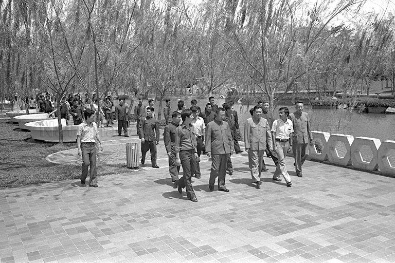 Kwangchow Acrobatic Troupe of China, led by leader Li Wei Ying (foreground, third from right), touring Toa Payoh Garden.