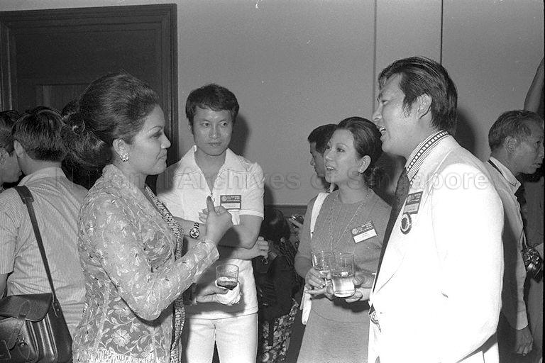 (Foreground from right) Hong Kong stars Chin Han and wife Ivy Ling Po, and Yue Hua chatting with another Asian star at City Hall.