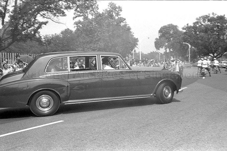 Motorcade of Queen Elizabeth II arriving at Shangri-La Hotel