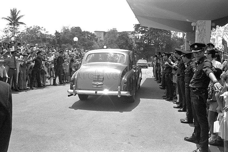 Motorcade of Queen Elizabeth II leaving Shangri-La Hotel after the Commonwealth lunch reception
