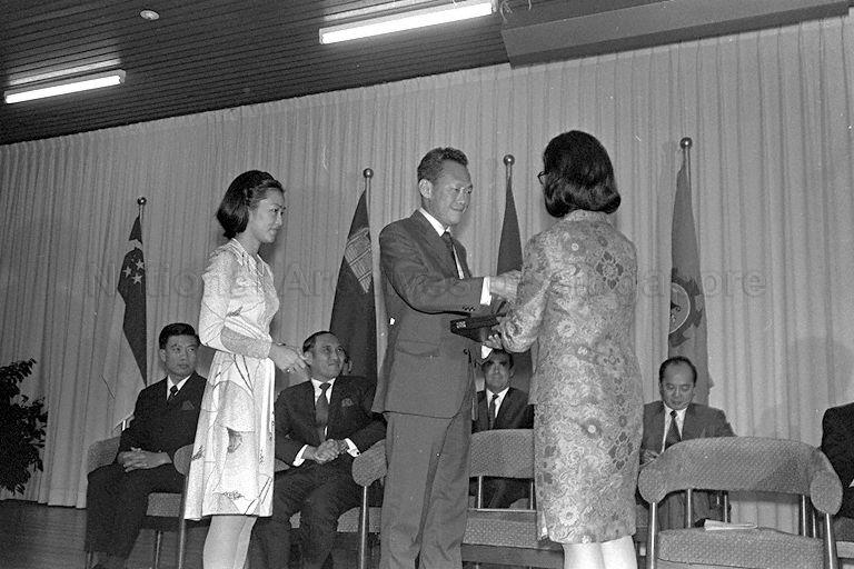 Director of Regional English Language Centre (RELC) Mrs Tai Yu-Lin presenting souvenir to Prime Minister Lee Kuan Yew when he opens the RELC building at Orange Grove Road. The builiding is a symbol of co-operation among the eight-member countries of Southeast Asian Ministers of Education Organisation (SEAMEO).