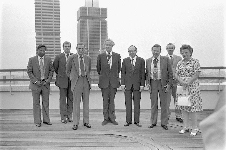 Group photograph of delegation led by Lord Mayor of London Sir Christopher Leaver (third from right) taken with official and Minister for National Development (MND) Teh Cheang Wan (fourth from right) during the British delegation's visit to MND.