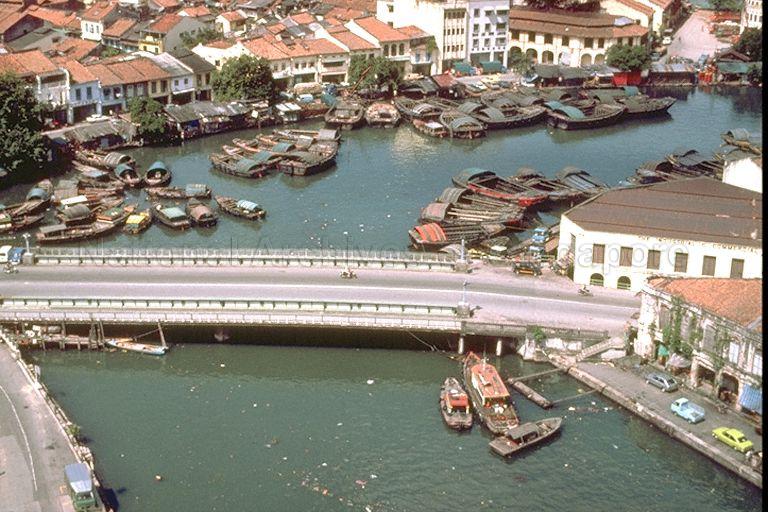 Aerial view of Read Bridge and Boat Quay, Singapore. Read Bridge, together with Read Street and Clarke Street, was converted to pedestrian walkways as part of the Clarke Quay restoration and redevelopment project in the early 1990s.