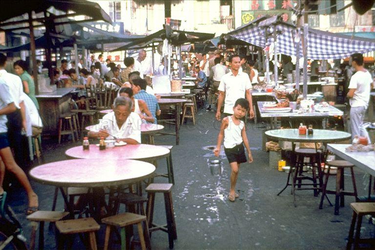 Hawker stalls at the corner of Wayang Street (now Eu Tong Sen Street) and Merchant Road, in front of Thong Chai Medical Institution