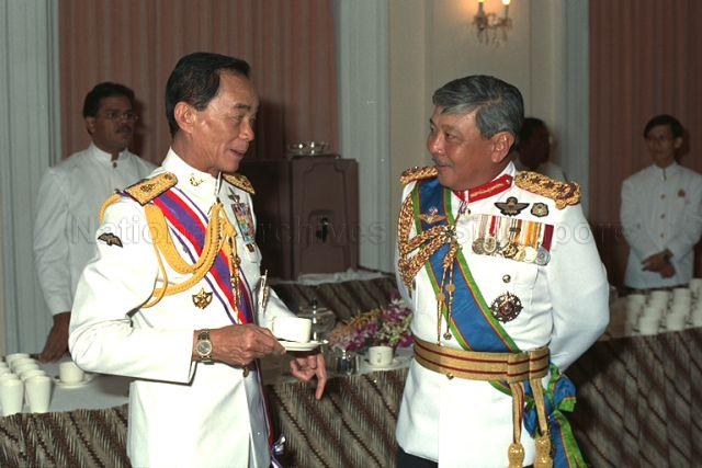 Taken at: Conferment of Distinguished Service Order (DSO) on General Sundhara Kongsompong, Supreme Commander of the Royal Thai Armed Forces, by President Wee Kim Wee at the Istana Pictured: Supreme Commander of the Royal Thai Armed Forces General Sundhara Kongsompong and Chief of Defence Forces Winston Choo
