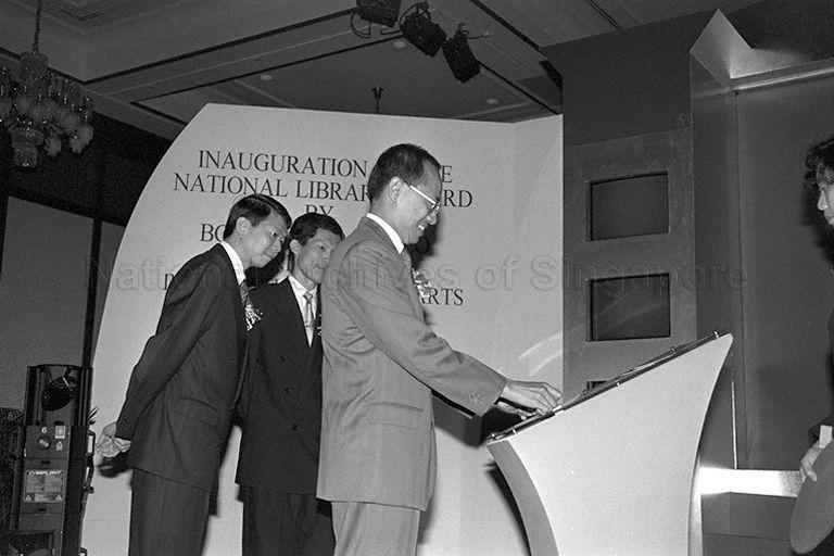 Minister for Information and the Arts and Minister for Health Brigadier-General George Yeo Yong-Boon launching National Library Board (NLB)'s logo at Ballroom 1 & 2, InterContinental Hotel in Bugis Junction. Looking on are NLB Chairman Dr Tan Chin Nam (left) and NLB Chief Executive Dr Christopher Chia.