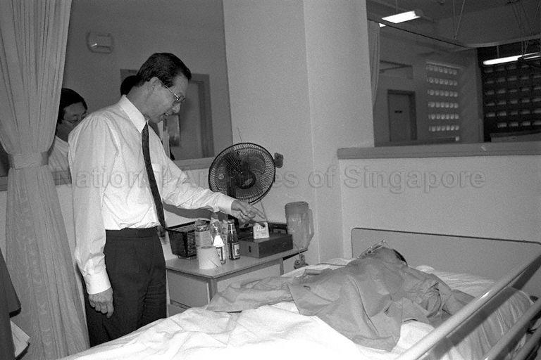 President Ong Teng Cheong pauses to speak with a patient during a tour at the Ren Ci hospital at Buangkok Green