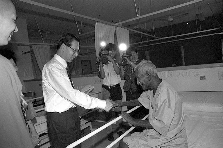 President Ong Teng Cheong pauses to speak with a patient during a tour at the Ren Ci hospital at Buangkok Green