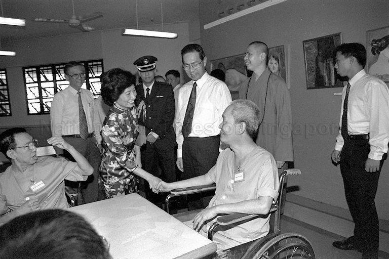 First Lady Mrs Ong Siew May exchanging greetings with a patient during a tour at the Ren Ci hospital with President Ong Teng Cheong at Buangkok Green. &nbsp;With them are Senior Minister of State for Community Development Ch'ng Jit Koon (left) and Chairman of Ren Ci hospital, Venerable Shi Ming Yi.
