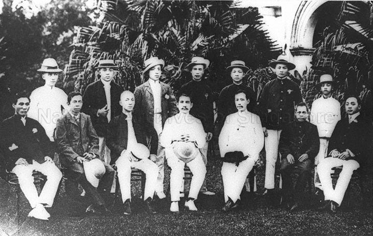 Group photograph of Dr Sun Yat Sen and local Tung Meng Hui (Chinese Revolutionary League) members taken at Wan Qing Yuan (Sun Yat Sen Nanyang Memorial Hall) in Tai Gin Road several days after the alliance had been formed. Front row, from left: Lin Gan Ting, Teo Eng Hock, Tan Chor Lam, Dr Sun Yat Sen, Yau Lit, Lau Kam Seng and Lim Nee Soon. Back row, from left: Goh Ngo Sow, Teo Bah Tan, Zhang Ji, Chan Lui Ho, Deng Zi Yu, Wong Yew Ting and Teo Peng Kay. Teo Eng Hock and Tan Chor Lam were founders of the Thoe Lam Jit Poh (Tu'nan ribao, a Chinese daily newspaper in Singapore) while Yau Lit was Dr Sunâ€™s Singapore-based special envoy.