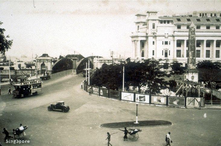 Southern end of Empress Place, featuring the Dalhousie Obelisk (right) and Anderson Bridge in the background, Fullerton Building, completed in 1929, is visible on right.