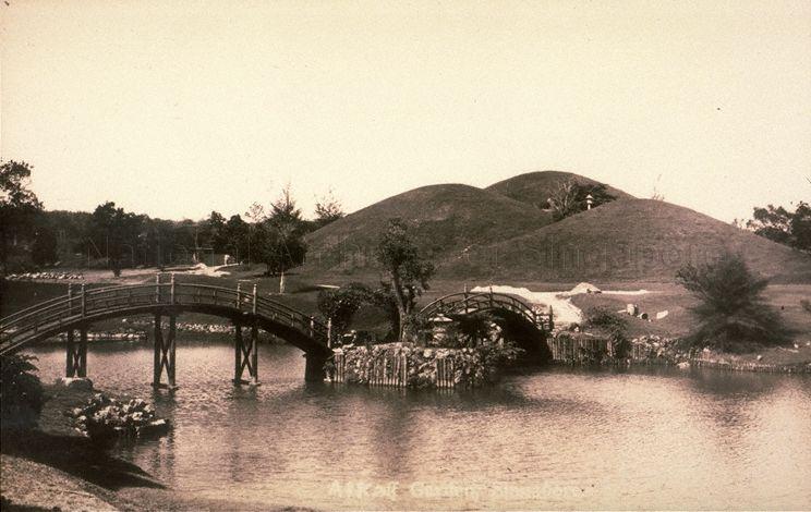 The Japanese-styled Alkaff Lake Gardens belonged to the illustrious Alkaff family from Southern Arabia. Opened to the public in 1929 and bought over by H. Sennett Realty Company in 1949, the land subsequently made way for private houses. Its location off MacPherson Road is now occupied by Sennett Estate and Cedar Girls' Secondary School.