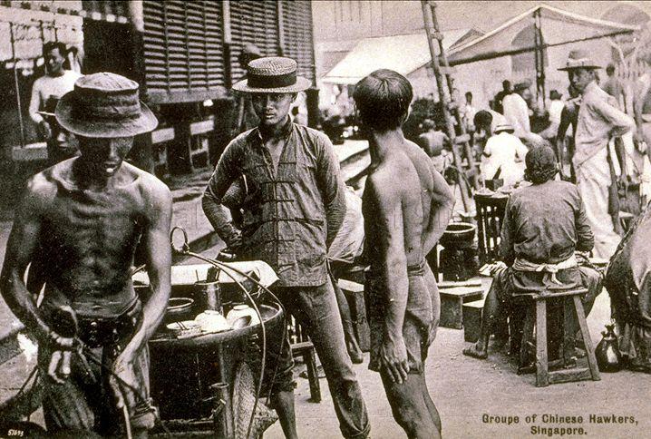 Chinese street hawkers plying their trade outside Telok Ayer Market or Lau Pa Sat, Singapore c. 1915-1920s. Hawkers who operated food carts and stalls, like those in the image, were a familiar sight in Singapore until they were moved to more sanitary modern hawker centres starting from the 1950s.