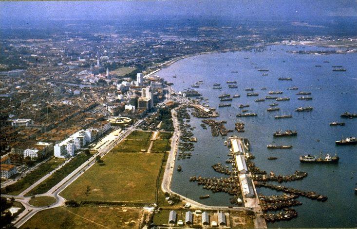 Aerial view of the southern coast of Singapore. The photograph shows the Telok Ayer Basin as well as the unique, octagonal Telok Ayer Market (middle).