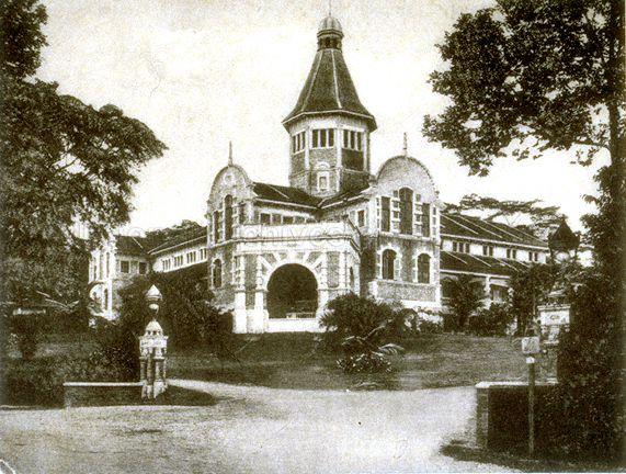 Teutonia Club was an elite enclave for the German community in Singapore until it was bought over by three Jewish brothers from the Manasseh family in 1918, who turned it into Goodwood Park Hotel in 1929.