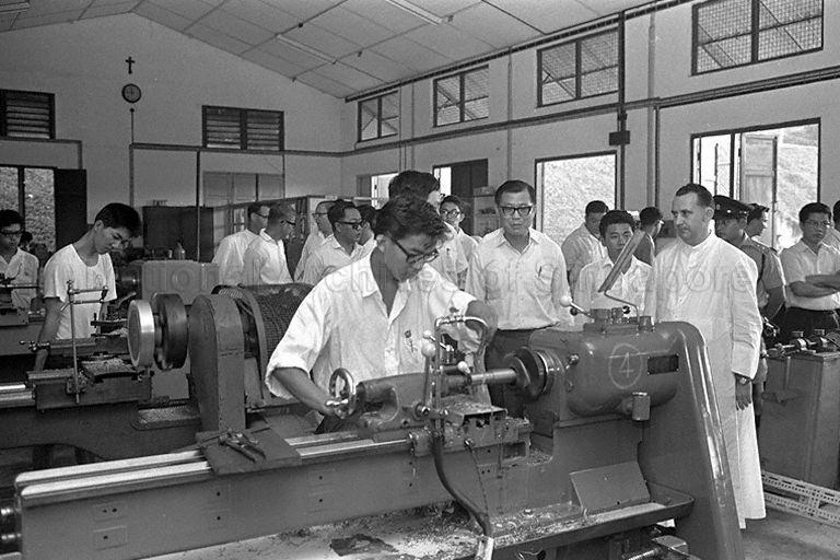 Minister for Education Ong Pang Boon visiting a workshop class during his tour of various schools