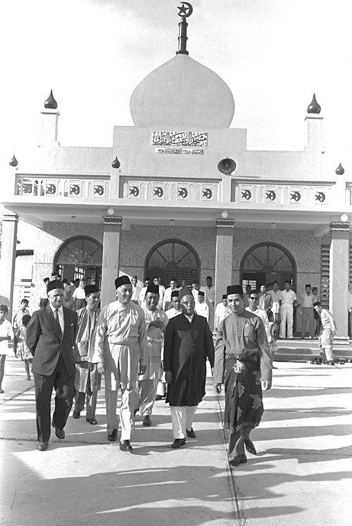 President Yusof Ishak (third from left) officiates at opening of the new Al-Abdulrazak Mosque at Jalan Ismail off Jalan Eunos.