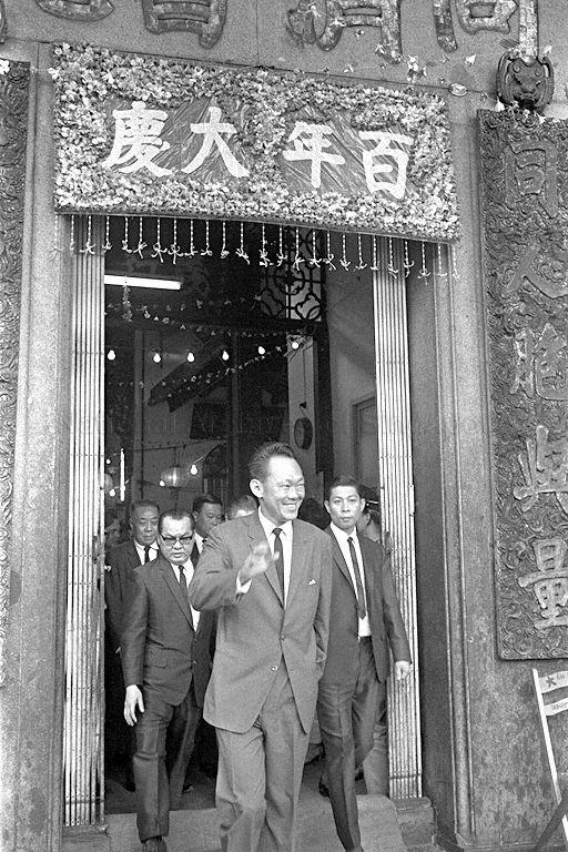 PRIME MINISTER LEE KUAN YEW ARRIVING FOR THONG CHAI MEDICAL