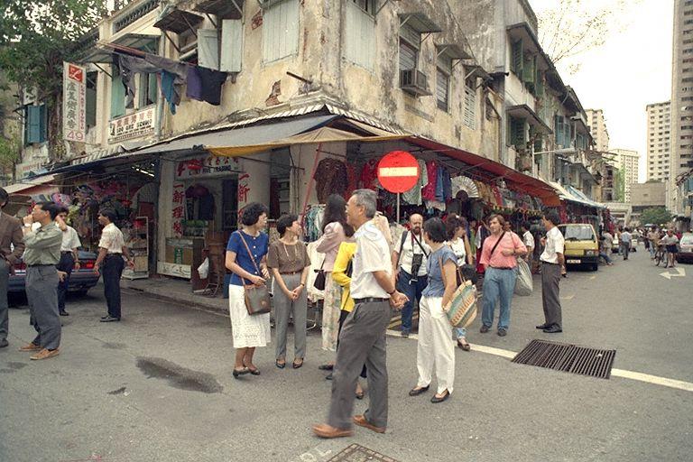A group of attendees to the "Sabrica Seminar on Management of Architectural and Cartographic Records" on a tour of a precinct in Chinatown.